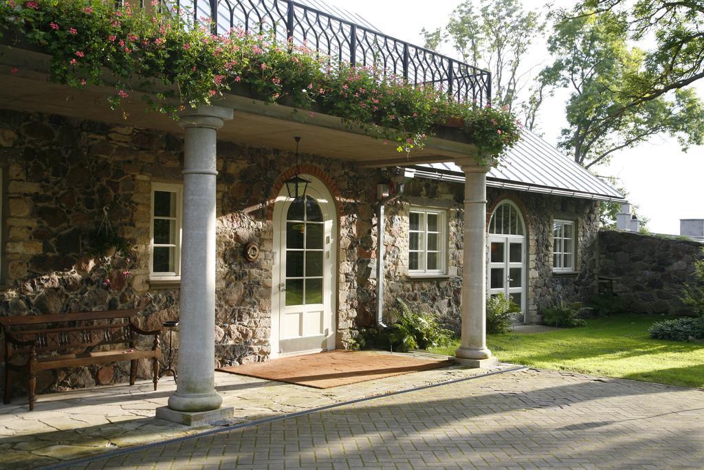 Paedaste Manor Buitenkant foto