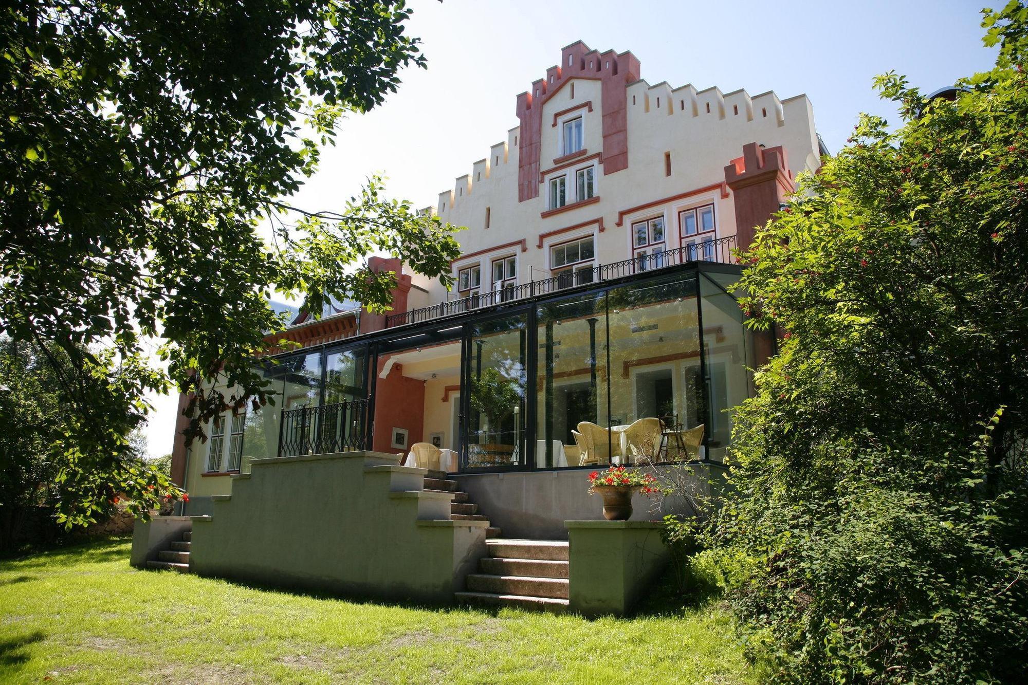 Paedaste Manor Buitenkant foto