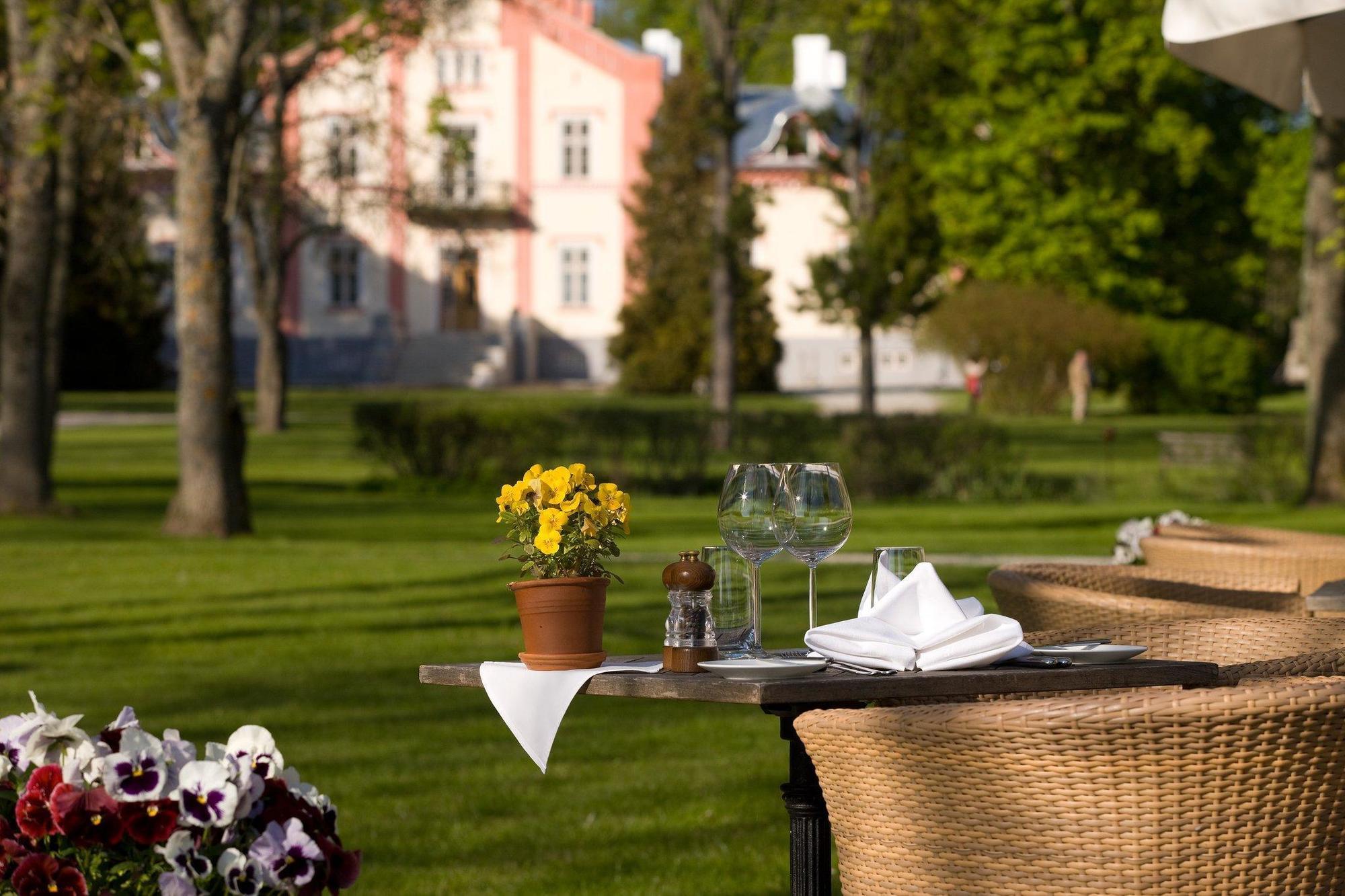 Paedaste Manor Buitenkant foto