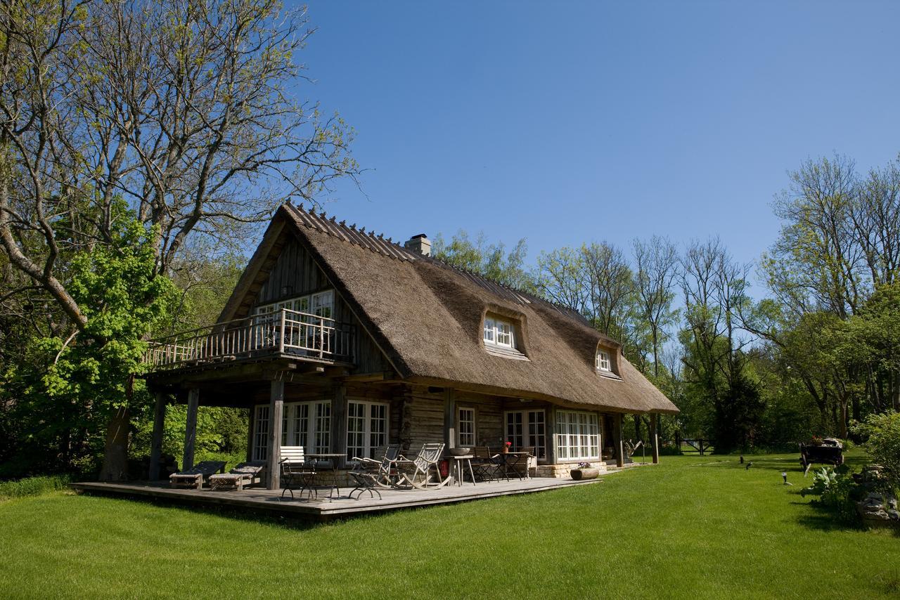 Paedaste Manor Buitenkant foto