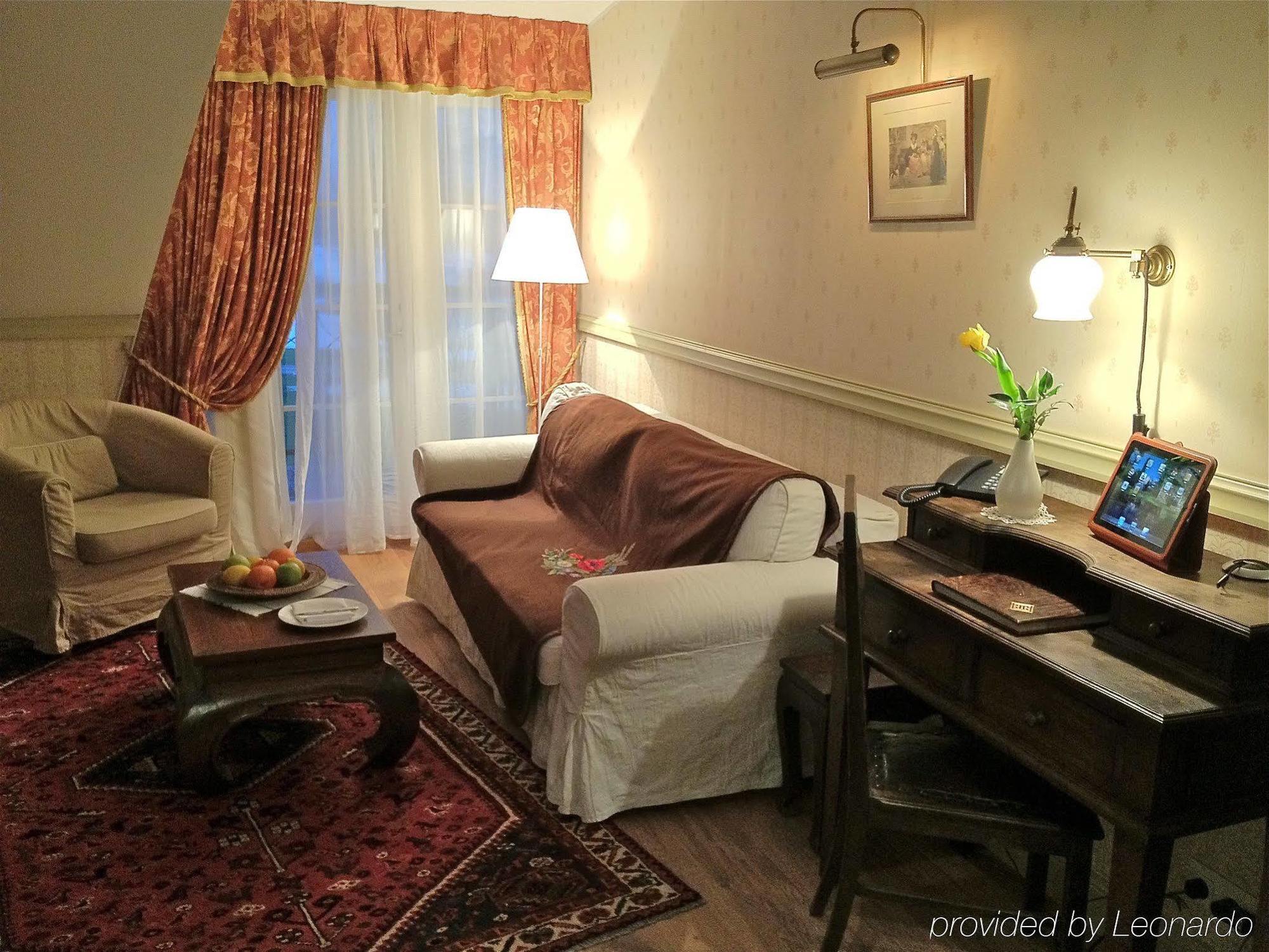 Paedaste Manor Buitenkant foto